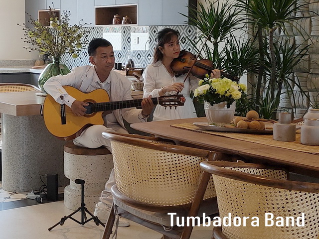 Ban nhac Tumbadora Bieu dien Hoa Tau Violon Guitar tai Aquacity Novaland 004
