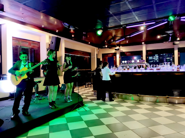 Tumbadora Flamenco Band Su Kien Mercedes Year End Party Caravell Hotel Rooftop Bar 003